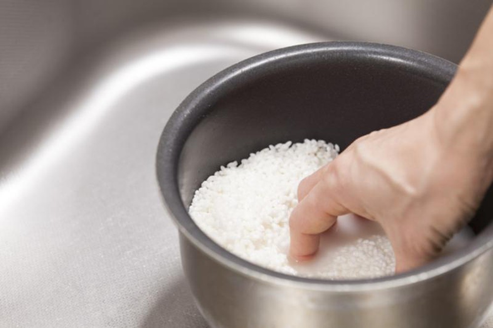 HOW TO RINSE RICE BEFORE COOKING